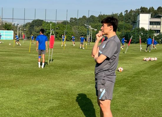 伊芙琳运营着一家收容所，她遇见了前来寻求帮助的安琪和凯尔母子